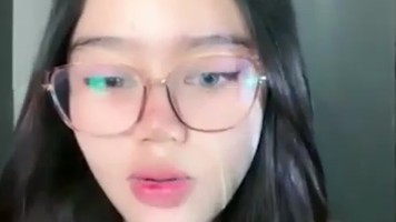 Bella Berkacamata Ngangkang Spill Meki Mango