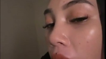 Jilbab Keenakan Di Atas