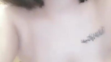 Cewek Tobrut Ngangkang Omek di Kursi